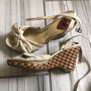 rocket dog cream colored women’s wedges